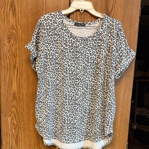 Kim & Cami Gray Leopard Print Short Sleeve Tee